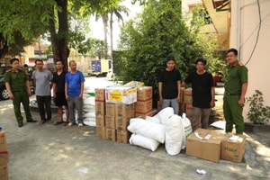 Kiểm tra nơi ở, phát hiện gần 1.000 gói bột ngọt, hàng trăm chai nước mắm mang thương hiệu nổi tiếng, bắt nóng nhiều đối tượng