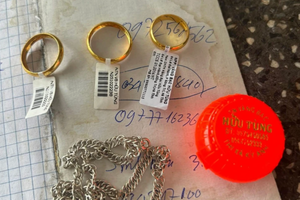 Phát hiện chiếc túi chứa nhiều vàng rơi bên đường ngày giáp Tết