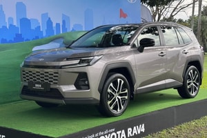 'Vua SUV' Toyota RAV4 2026 bỏ bản xăng, lột xác thiết kế và công nghệ, đã có mặt tại Đông Nam Á, rộng cửa về Việt Nam