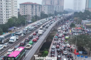 Dòng xe ùn ùn rời phố về quê nghỉ Tết, cửa ngõ Thủ đô tắc cứng