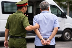 Khởi tố cựu cán bộ văn phòng đăng ký đất đai 60 tuổi