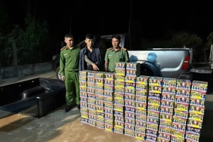 Khám xét một ô tô bán tải, thu giữ 190kg 'hàng cấm', tạm giữ hình sự nam thanh niên 28 tuổi, điều tra 12 người liên quan đến đường dây pháo lậu liên tỉnh