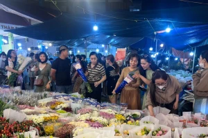 Xuyên đêm 'săn' hoa Tết ở chợ Hồ Thị Kỷ
