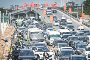Hà Nội sáng 27 Tết: Dòng người nhích từng mét rời cửa ngõ Thủ đô