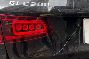 Công an khởi tố hình sự vụ đập gương, cào xước xe Mercedes đỗ trước một trung tâm tiếng Anh