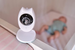 Bỏ tù người giúp việc bạo hành em bé 4 tháng tuổi, liên tục dùng tay em bé đánh vào mặt đứa trẻ đáng thương