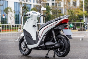 Đổi 2 xe máy xăng sang VinFast Feliz vì quảng cáo đi được 262km cùng ‘đỉnh cao’ công nghệ, chủ xe lần đầu nói thật về cảm nhận và ‘vạch rõ’ luôn con số để 'nuôi xe'