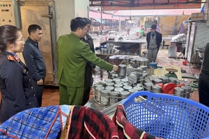 Kiểm tra cơ sở, thu giữ 750kg giò lợn, 720 túi xúc xích cùng hàng nghìn sản phẩm giò, 2 mẹ con bị khởi tố