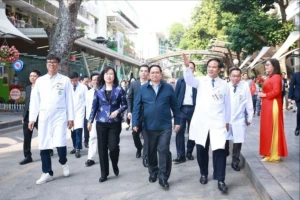 Thủ tướng kiểm tra công tác trực cấp cứu tại Bệnh viện Bạch Mai, Việt Đức