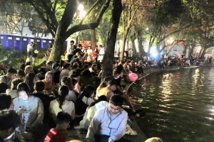 Dòng người đổ về Hồ Gươm