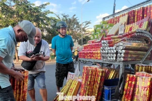 Tấp nập chợ pháo hoa giấy lớn nhất TPHCM trước đêm giao thừa