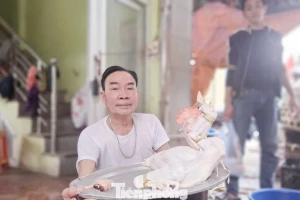 29 Tết, ngày 'hái ra tiền' của nghề thịt gà thuê