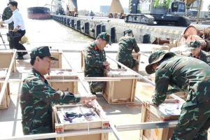 Trận địa pháo trên sà lan giữa sông Hậu