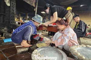 Đi chợ Tết ở quê: Thích nhất được ăn quà