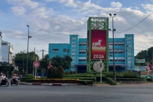 Đường TPHCM rộng thênh thang, bình yên sáng Mùng 1 Tết