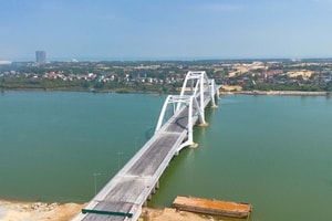 Sắp thông xe cây cầu vòm thép 1.300 tỷ của miền Trung
