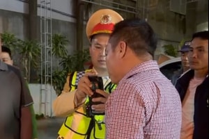 Cố thủ trong xe bán tải, lớn tiếng thách thức CSGT, ông L. bị phạt nặng ngày 28 Tết
