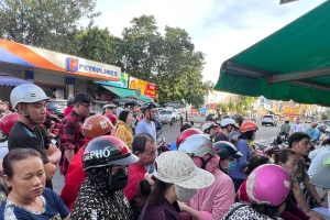 Xếp hàng mua gà luộc, vịt quay cúng ‘hóa vàng’ mùng 3 Tết
