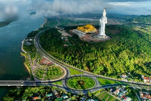 Việt Nam có tượng Phật Quan Âm cao nhất Đông Nam Á, tọa lạc trên một trong ba ngọn núi 'Tam Thiên'