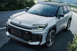 324 mã lực, chạy điện 150 km và bí mật giúp Toyota RAV4 PHEV 2026 cấp điện cho một ngôi nhà suốt 7 ngày