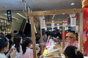 Hàng quán ở trung tâm thương mại đông nghịt khách Mùng 5 Tết