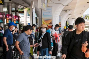 Sau Tết, người dân và du khách tấp nập trở lại Đà Nẵng