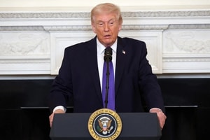 THUẾ QUAN HOA KỲ: Tổng thống Donald Trump tạm áp thuế toàn cầu 10%