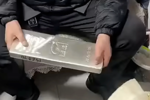 Cậu lì xì cho cháu gái 5 tuổi thỏi bạc nguyên chất nặng 15kg, trị giá 1,1 tỷ đồng