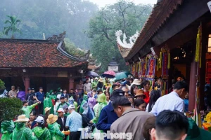 Dòng người đội mưa từ 5h sáng đi khai hội chùa Hương