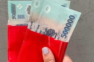 Người giúp việc ‘gây sốt’ cộng đồng mạng khi lì xì tiền triệu cho chủ nhà