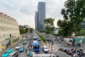 Bất ngờ hình ảnh đường phố TPHCM trong sáng đầu tiên đi làm sau Tết