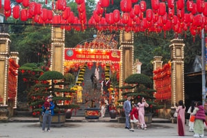 Ngọn núi cao chưa đến 100m nhưng nằm trên thế đất 'long mạch', trên đỉnh sở hữu di tích hơn 1.000 năm tuổi