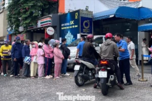 Xếp hàng mua vàng trước ngày vía Thần tài