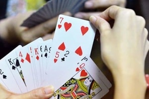 Người đàn ông nhập viện sau 3 ngày chơi bài liên tục