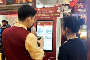 Một doanh nghiệp đưa máy bán vàng tự động vào vận hành toàn hệ thống