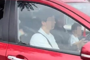 Xác minh clip người đàn ông vừa lái ô tô vừa ôm trẻ nhỏ trên đường