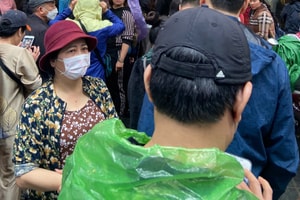 Sát ngày vía Thần Tài: Tiệm vàng quá tải phải mở thêm quầy lưu động, tài xế xe ôm công nghệ 'tắt app' chuyển nghề xếp hàng thuê