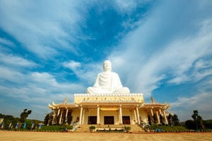 Chiêm ngưỡng bức tượng Phật ngồi cao nhất Đông Nam Á của Việt Nam, được xây trên diện tích 8.100m2