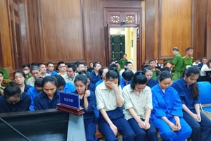 Cựu Phó Giám đốc cùng 30 'nhân viên ngân hàng' liên quan đến 7.012 giao dịch, hơn 136 tỷ đồng, ra hầu tòa
