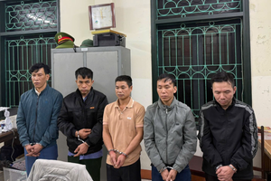 Kiểm tra xưởng sản xuất ván gỗ, tịch thu 2.280.000 đồng và 52 quân bài: Bắt nóng 5 đối tượng