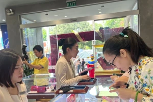 Nhiều người ngỡ ngàng vì mua được vàng quá dễ dàng