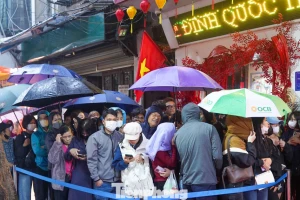 Hà Nội mưa tầm tã cũng không ngăn nổi dòng người đi mua vàng Vía Thần tài