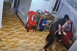 Nam thanh niên đánh mẹ gãy tay, hành hung chị gái tối mùng 3 Tết bị công an mời lên làm việc