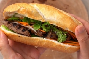 Hơn 70 người nhập viện nghi ngộ độc sau khi ăn bánh mì của một thương hiệu nổi tiếng