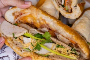 Hơn 70 người nhập viện sau khi ăn bánh mì