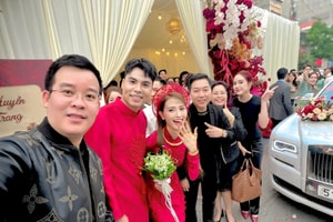 MC Mù Tạt mang vàng kín tay trong lễ ăn hỏi với cầu thủ Đức Huy