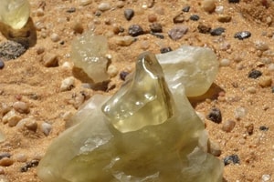 Cát sa mạc hóa thủy tinh ở 1.700°C và bí ẩn 29 triệu năm giữa Sahara