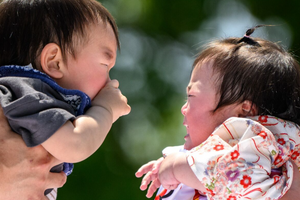 Tỷ lệ sinh rơi tự do 10 năm liên tiếp, nền kinh tế lớn thứ 2 châu Á đối mặt áp lực chưa từng có