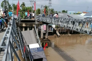 Ôtô tải chở gạo làm sập cầu ở Cần Thơ
