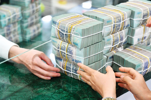 Gồng lãi ngân hàng giữa lúc lãi suất lên tới 15%, nhiều gia đình trẻ 'toát mồ hôi' mỗi kỳ trả nợ